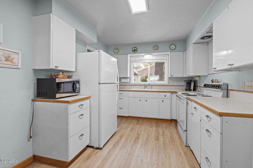 First time on the market, and worth the wait. This single-level - photo 19