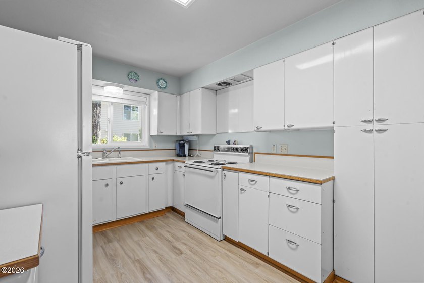 First time on the market, and worth the wait. This single-level - photo 20