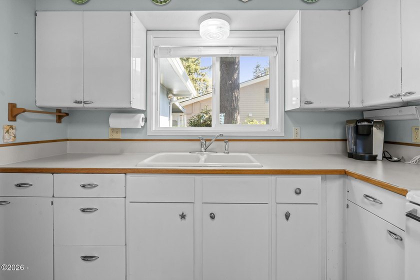 First time on the market, and worth the wait. This single-level - photo 21