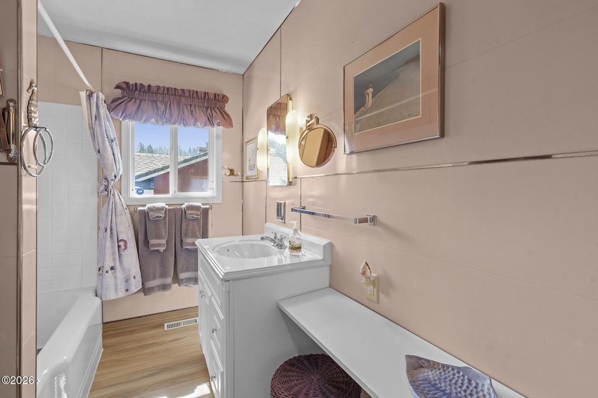 First time on the market, and worth the wait. This single-level - photo 34