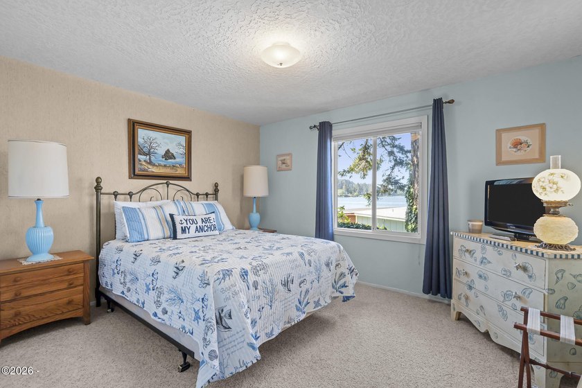First time on the market, and worth the wait. This single-level - photo 36