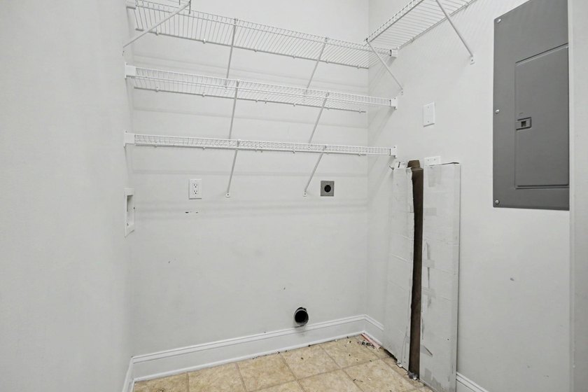 Spacious and well-appointed 3-bedroom, 2-bathroom second-floor - photo 14