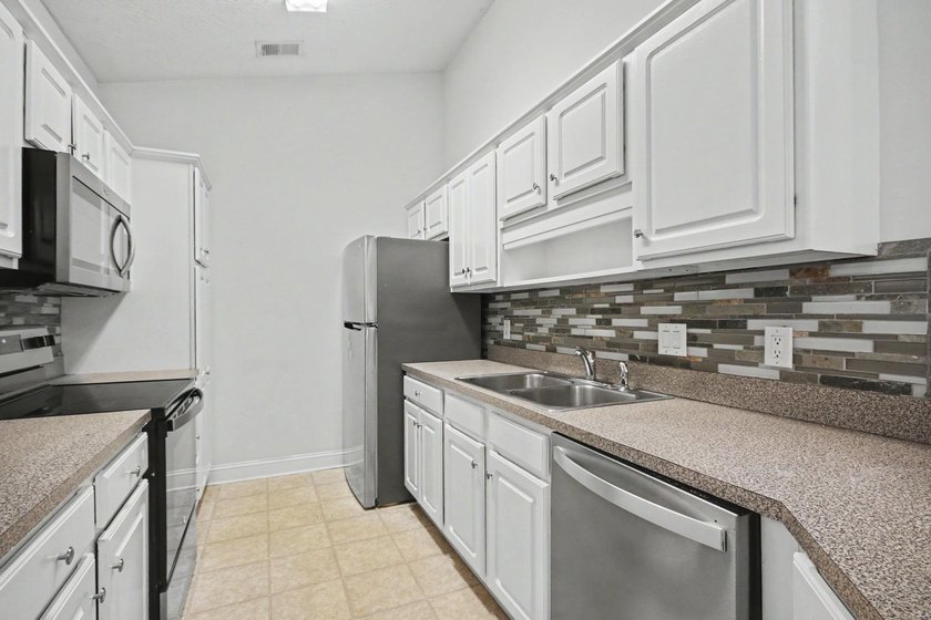 Spacious and well-appointed 3-bedroom, 2-bathroom second-floor - photo 15