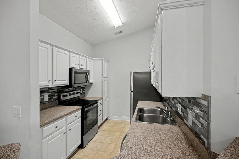 Spacious and well-appointed 3-bedroom, 2-bathroom second-floor - photo 17