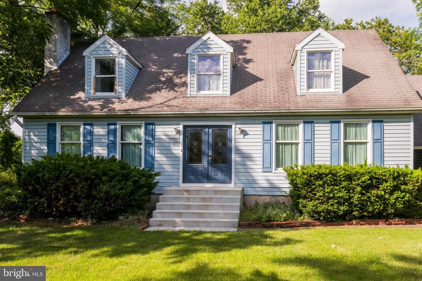 Spacious and inviting, this oversized Cape Cod offers 1900 - photo 2