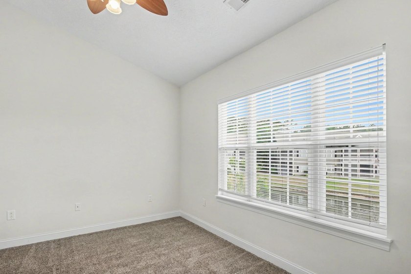 Spacious and well-appointed 3-bedroom, 2-bathroom second-floor - photo 24