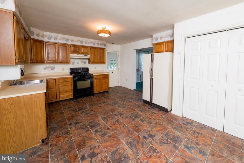 Spacious and inviting, this oversized Cape Cod offers 1900 - photo 8
