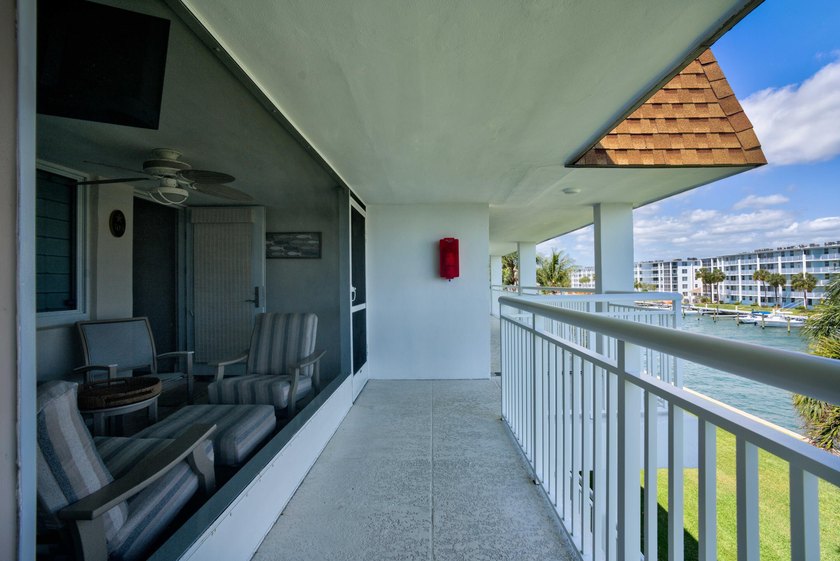Enjoy spectacular intracoastal water views! This Beautifully - photo 7