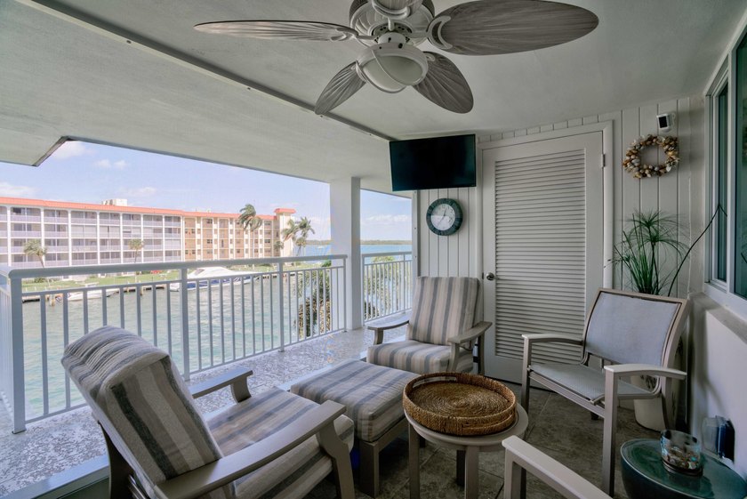 Enjoy spectacular intracoastal water views! This Beautifully - photo 8