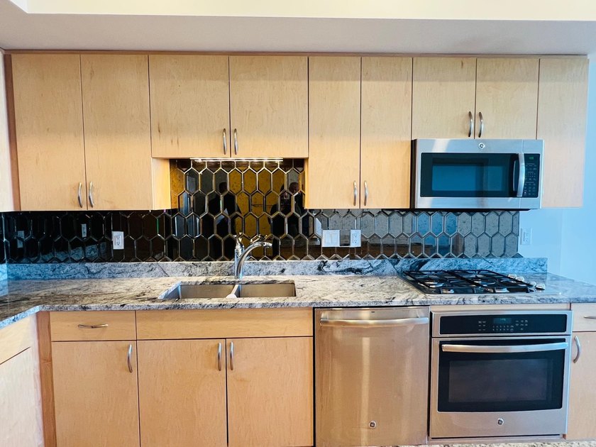 Enjoy modern city living in this beautiful 2-bedroom, 2-bath - photo 8