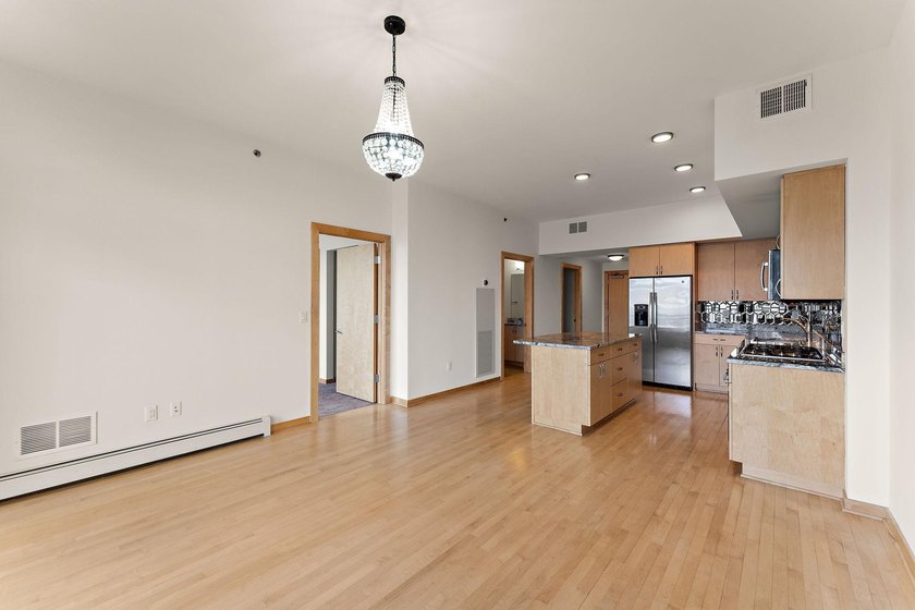 Enjoy modern city living in this beautiful 2-bedroom, 2-bath - photo 9