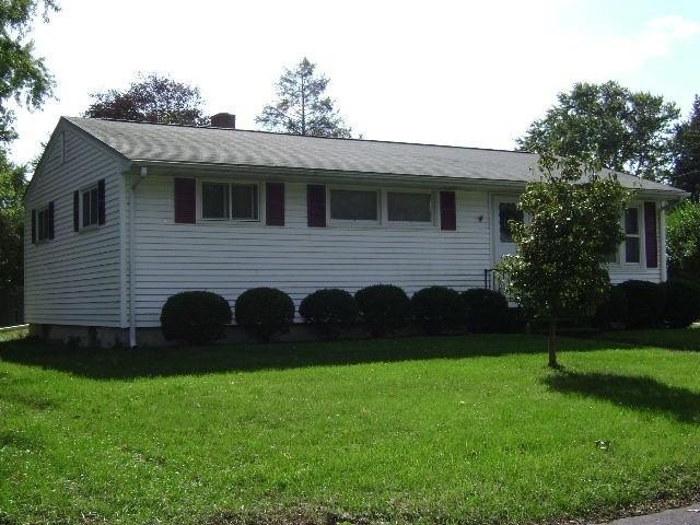 DON'T MISS THIS AFFORDABLE 3-BEDROOM RANCH! Offering Convenient - photo 2