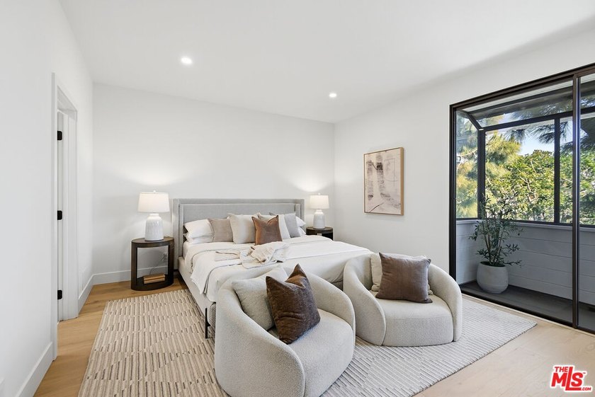 Extensively renovated, top-floor penthouse offering 2 bedrooms - photo 22