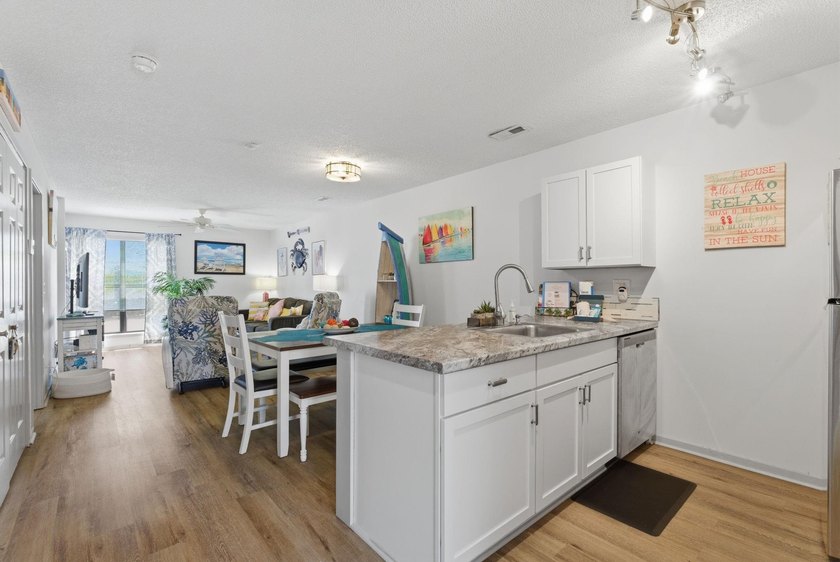 COMPLETLY UPDATED 1ST FLOOR CONDO!! This beautiful condo is just - photo 3
