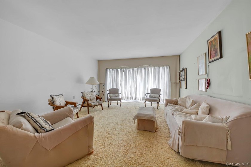 Great Opportunity to Own a Spacious 6 Bedroom, 3 Bath Hi Ranch - photo 2