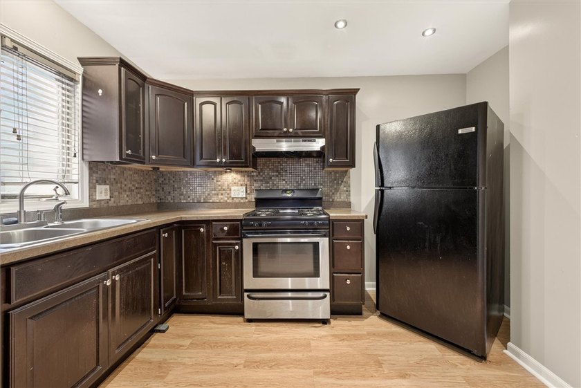 NEW TEAR OFF ROOF '26 &amp; UPDATED KITCHEN. This 916 SF Colonial - photo 12