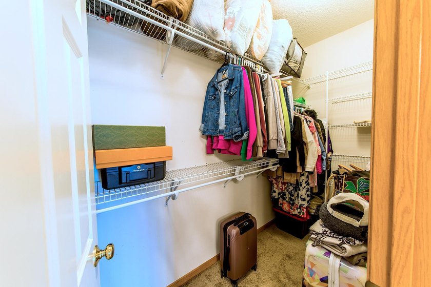 Rare end unit with charming views from every room. Private Cul - photo 13