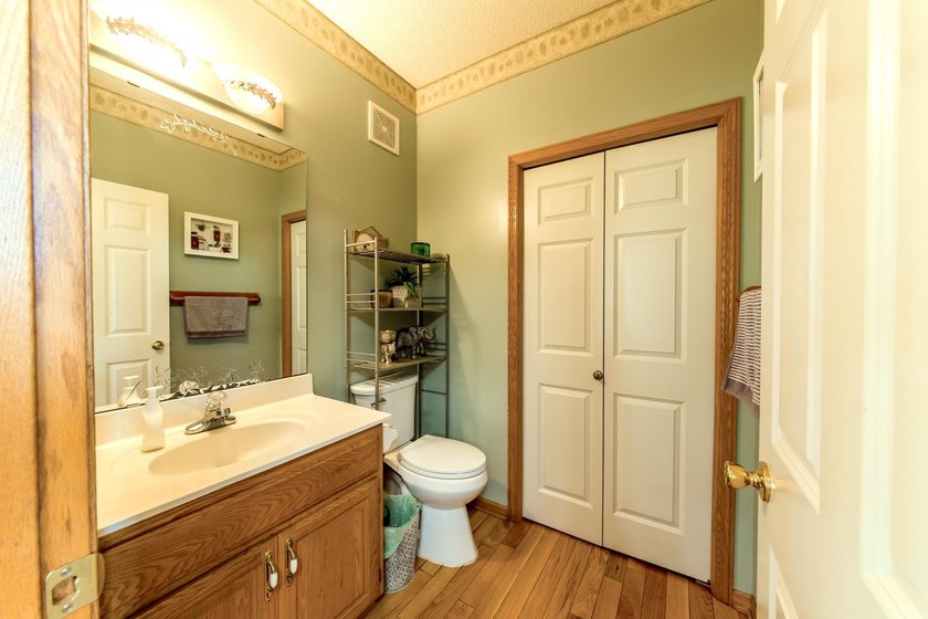 Rare end unit with charming views from every room. Private Cul - photo 15