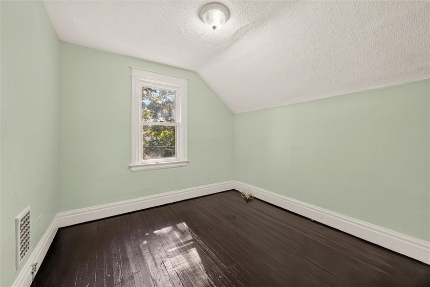 NEW TEAR OFF ROOF '26 &amp; UPDATED KITCHEN. This 916 SF Colonial - photo 16