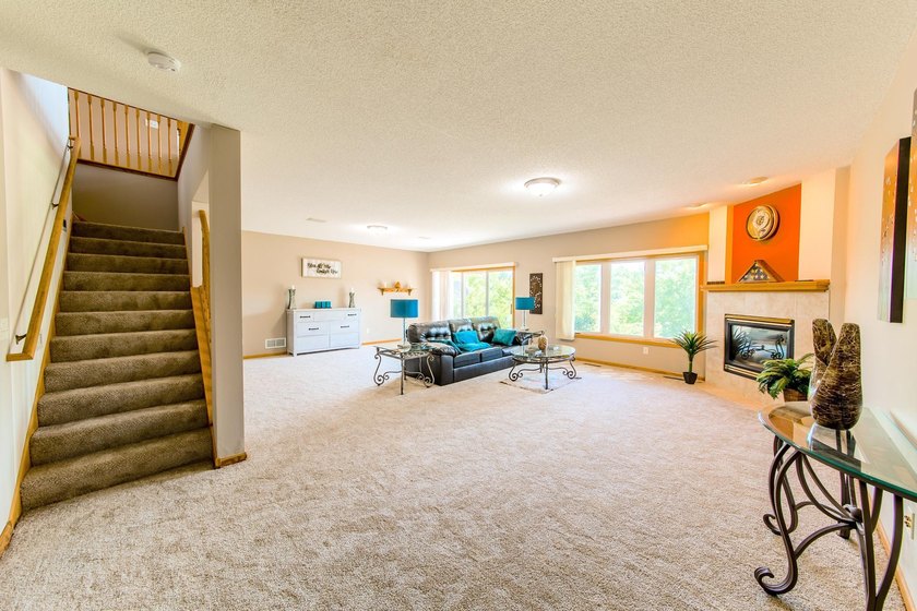Rare end unit with charming views from every room. Private Cul - photo 16