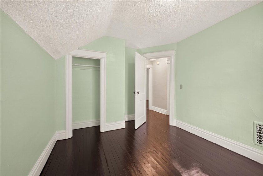 NEW TEAR OFF ROOF '26 &amp; UPDATED KITCHEN. This 916 SF Colonial - photo 18