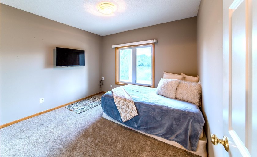 Rare end unit with charming views from every room. Private Cul - photo 19
