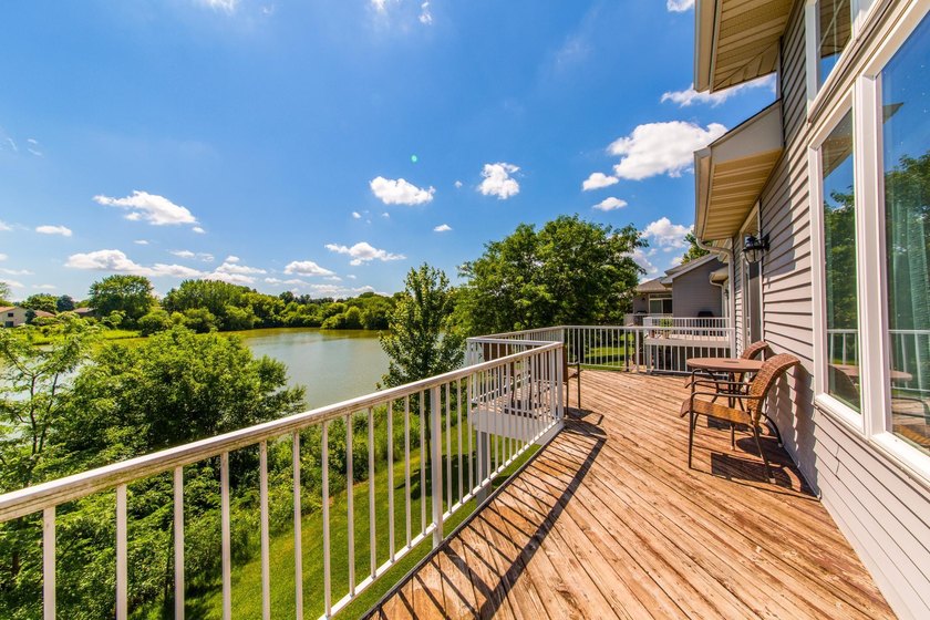 Rare end unit with charming views from every room. Private Cul - photo 21