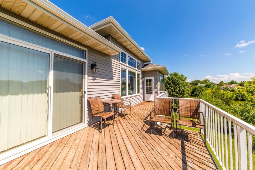 Rare end unit with charming views from every room. Private Cul - photo 22