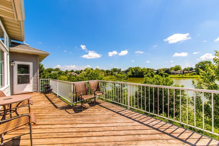 Rare end unit with charming views from every room. Private Cul - photo 23