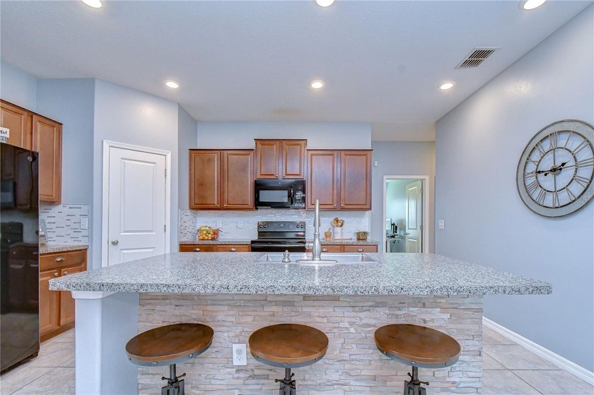 Welcome to this beautifully designed 4-bedroom, 2-bathroom split - photo 11