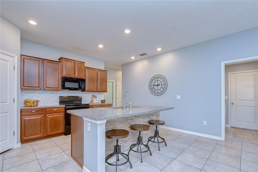 Welcome to this beautifully designed 4-bedroom, 2-bathroom split - photo 12