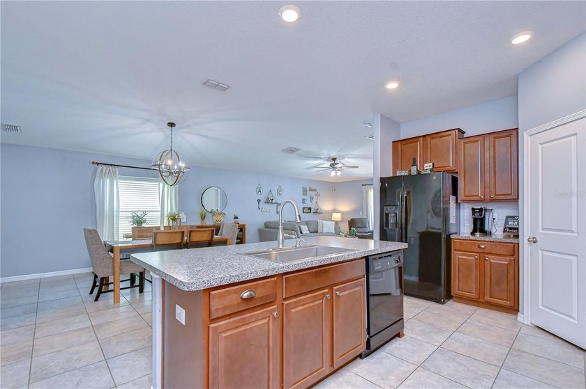 Welcome to this beautifully designed 4-bedroom, 2-bathroom split - photo 13
