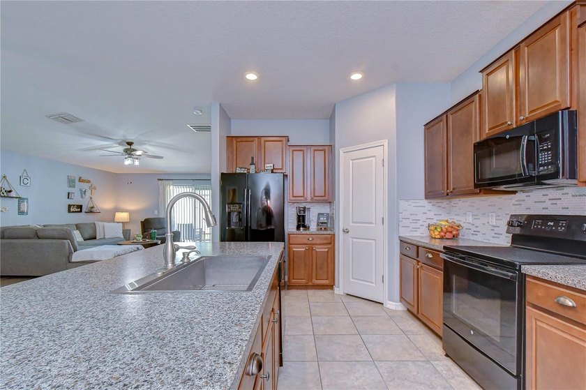 Welcome to this beautifully designed 4-bedroom, 2-bathroom split - photo 14