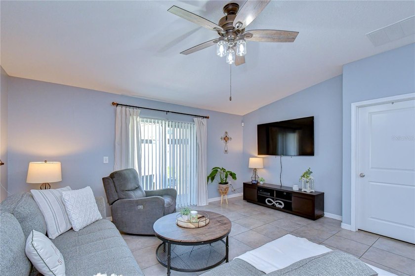 Welcome to this beautifully designed 4-bedroom, 2-bathroom split - photo 15