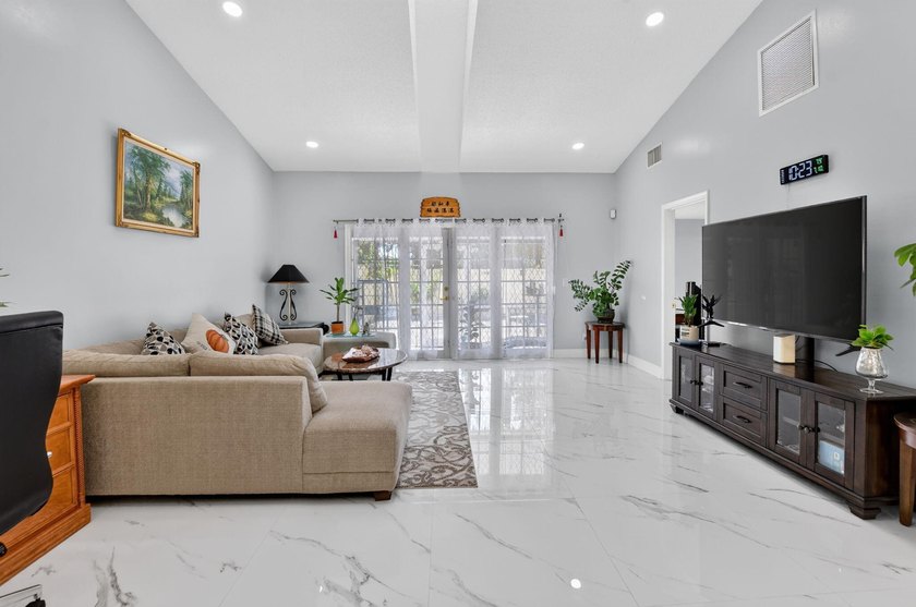 Welcome to this charming 3-bedroom, 2-bathroom, 1-car garage - photo 15