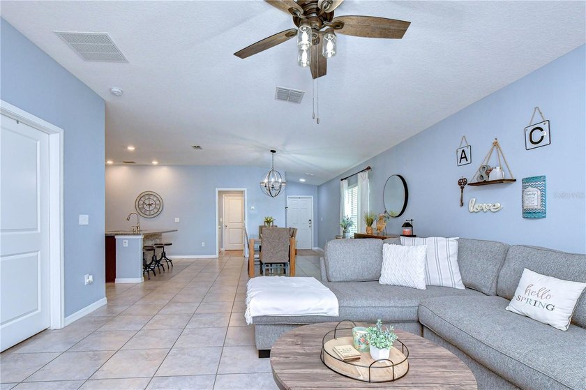 Welcome to this beautifully designed 4-bedroom, 2-bathroom split - photo 16