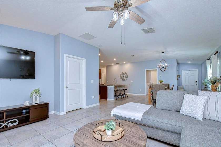 Welcome to this beautifully designed 4-bedroom, 2-bathroom split - photo 17