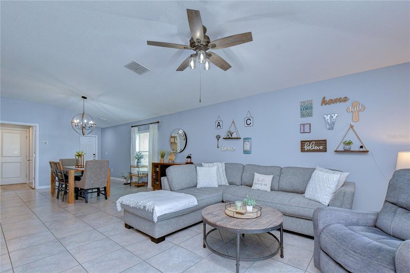 Welcome to this beautifully designed 4-bedroom, 2-bathroom split - photo 18