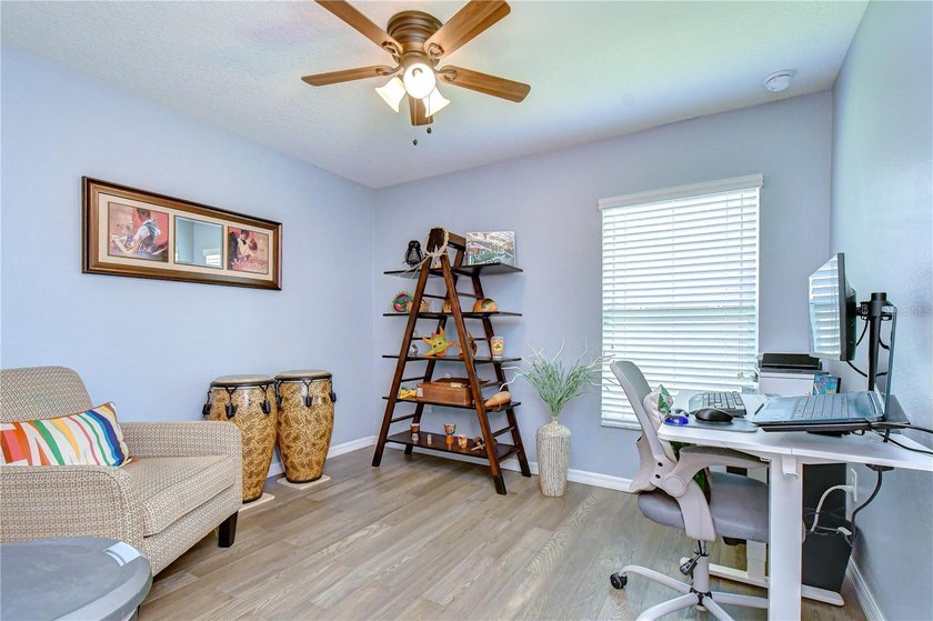 Welcome to this beautifully designed 4-bedroom, 2-bathroom split - photo 21