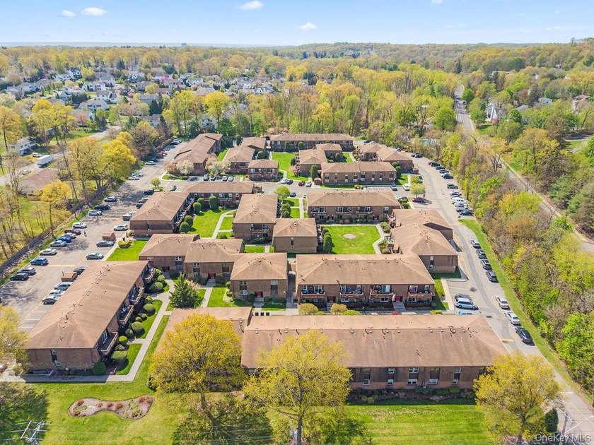 Welcome to New Holland Village! This beautifully maintained - photo 21