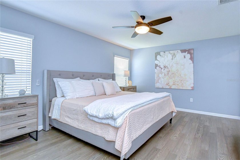 Welcome to this beautifully designed 4-bedroom, 2-bathroom split - photo 27