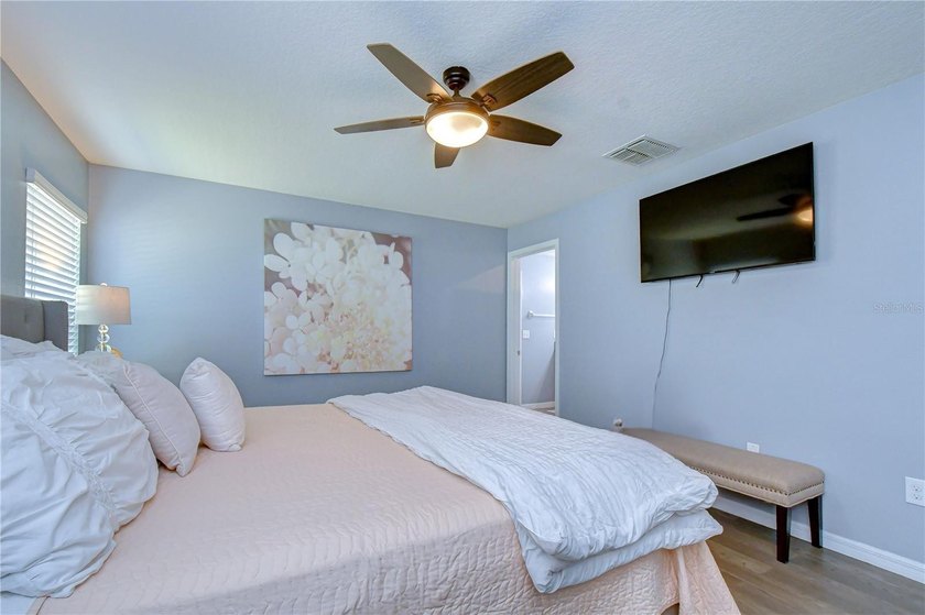 Welcome to this beautifully designed 4-bedroom, 2-bathroom split - photo 28