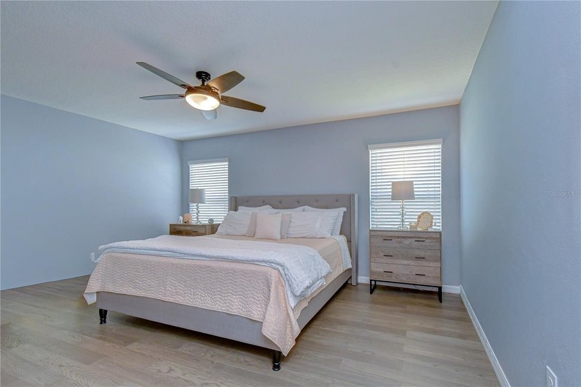 Welcome to this beautifully designed 4-bedroom, 2-bathroom split - photo 29