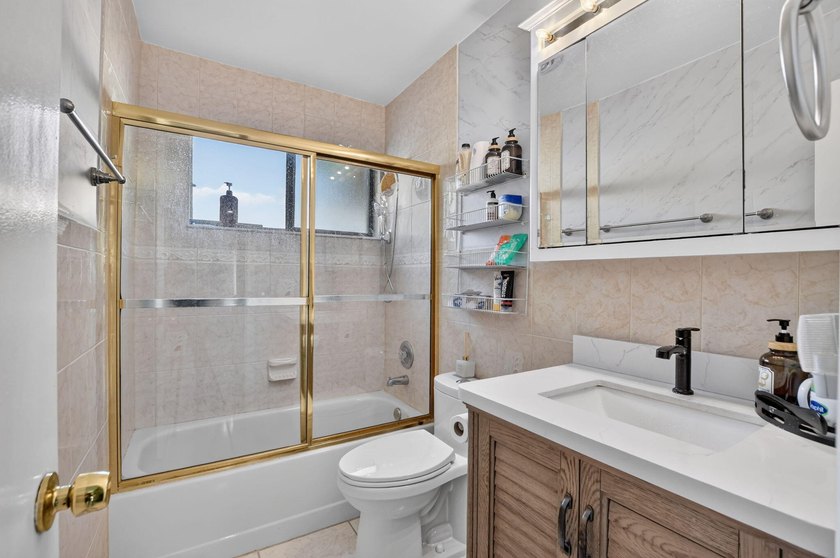 Welcome to this charming 3-bedroom, 2-bathroom, 1-car garage - photo 29