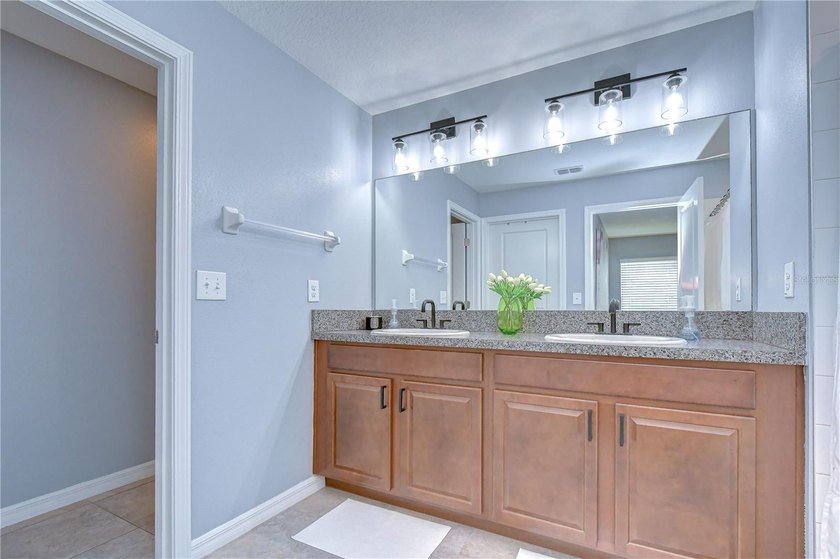 Welcome to this beautifully designed 4-bedroom, 2-bathroom split - photo 30