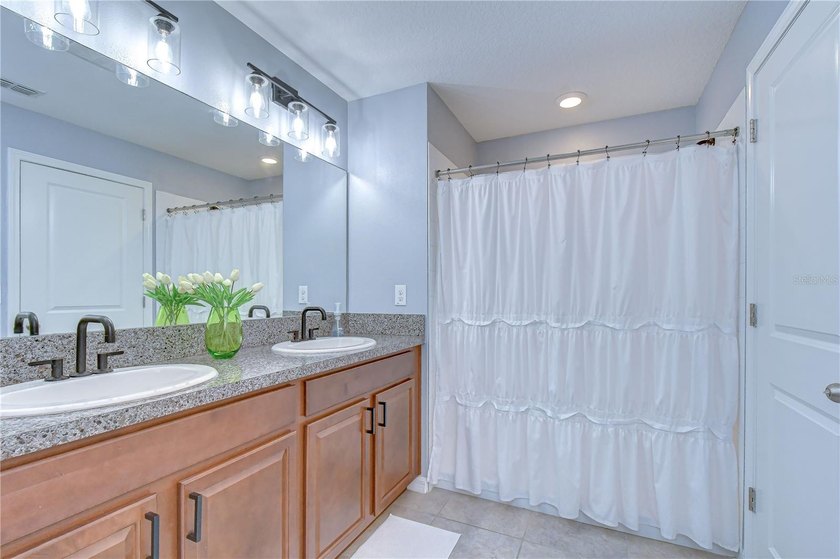Welcome to this beautifully designed 4-bedroom, 2-bathroom split - photo 31