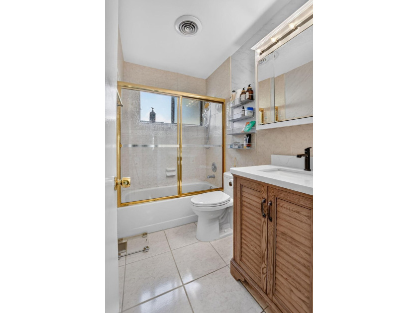 Welcome to this charming 3-bedroom, 2-bathroom, 1-car garage - photo 31