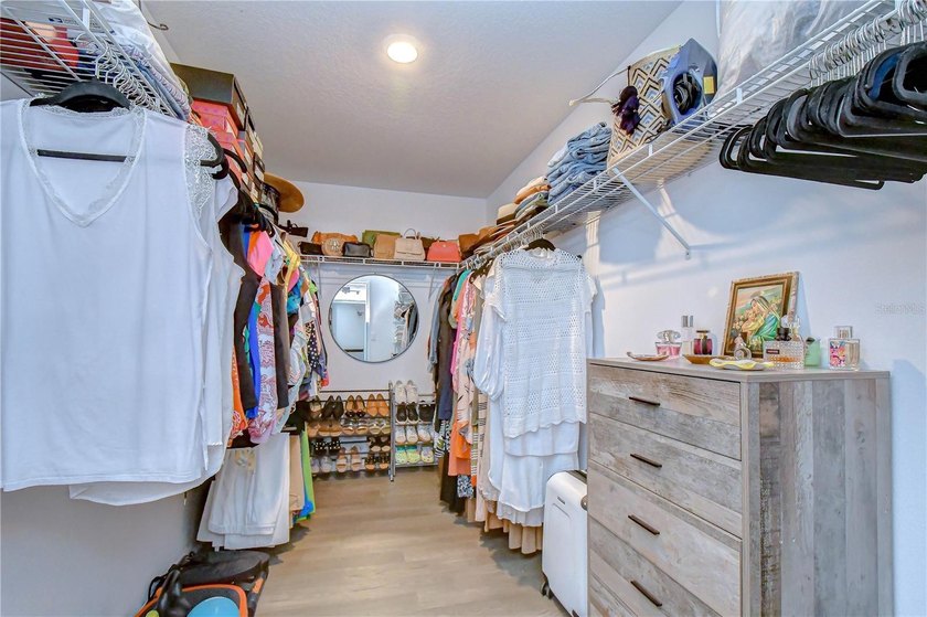 Welcome to this beautifully designed 4-bedroom, 2-bathroom split - photo 32