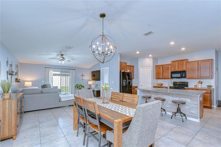 Welcome to this beautifully designed 4-bedroom, 2-bathroom split - photo 33