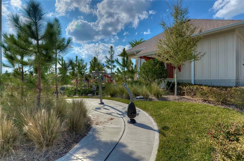 Welcome to this beautifully designed 4-bedroom, 2-bathroom split - photo 40